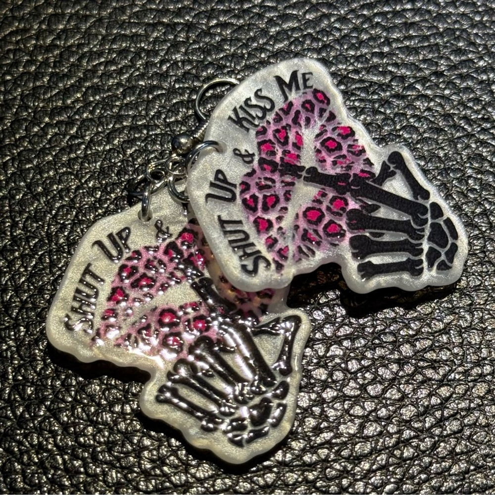 Skeleton Hand Earrings with Pink Leopard Lips NEW - Picture 3 of 3